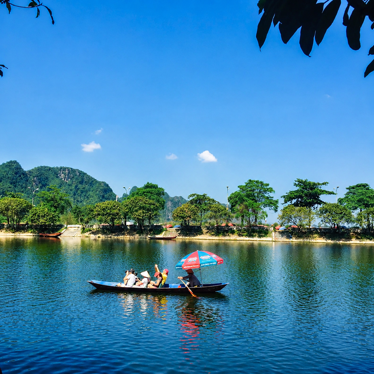 Rowing the boat Trang An Vietnam 2016